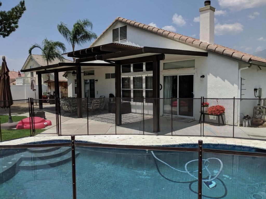 Lattice and insulated combo cover in Siennawood